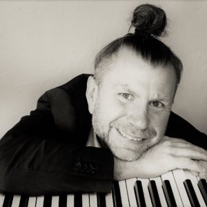 Adam Snopek SHOW – z humorem przy fortepianie